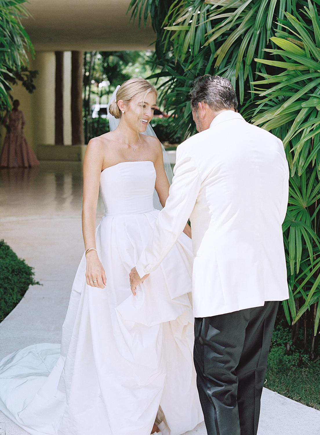 Father seeing the bride for the first time during their wedding at Altos de Chavón.
