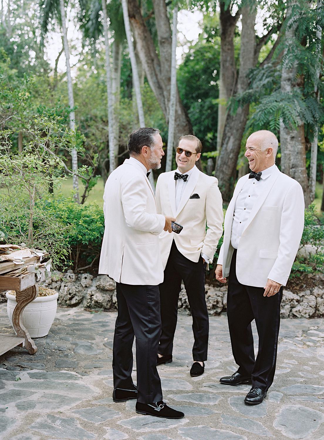 guests in white dinner jackets chatting before the Altos de Chavón wedding.